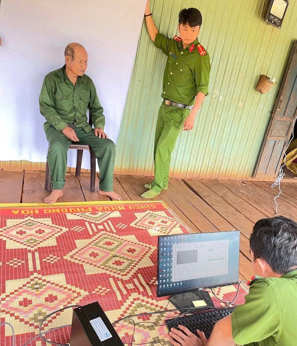 Nỗ lực hoàn thành cấp thẻ Đảng viên, phục vụ tận nhà cho người cao tuổi, sức khỏe yếu