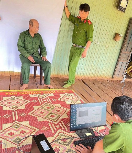 Nỗ lực hoàn thành cấp thẻ Đảng viên, phục vụ tận nhà cho người cao tuổi, sức khỏe yếu