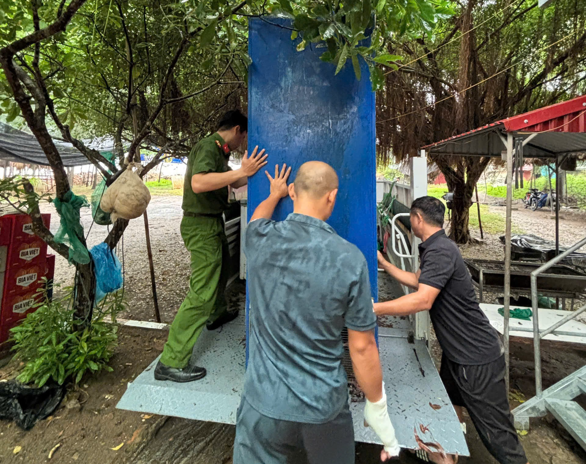 Công an phường Ngọc Sơn (Thanh Hoá) sát cánh cùng nhân dân vượt bão