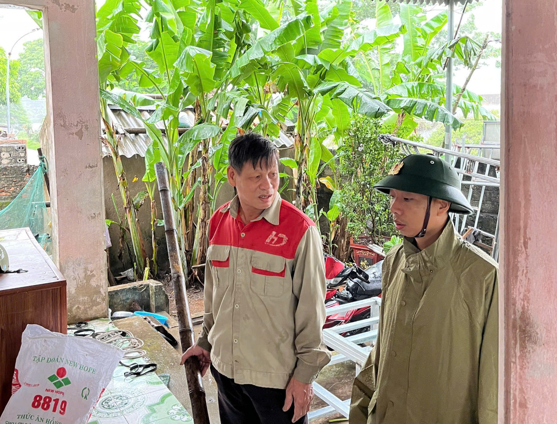 Công an phường Ngọc Sơn (Thanh Hoá) sát cánh cùng nhân dân vượt bão