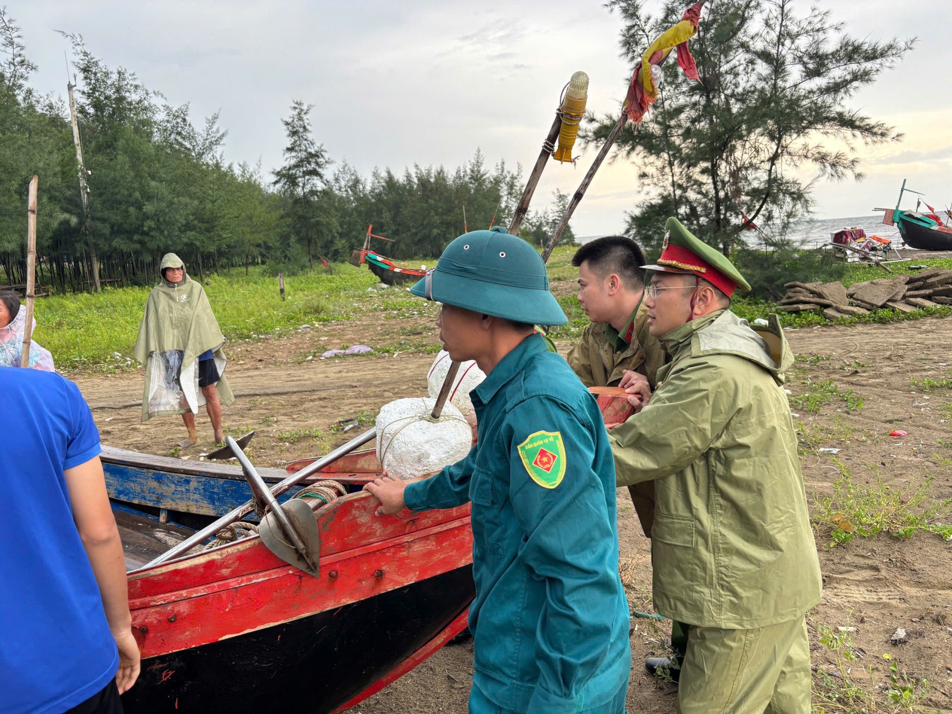 Công an phường Ngọc Sơn (Thanh Hoá) sát cánh cùng nhân dân vượt bão