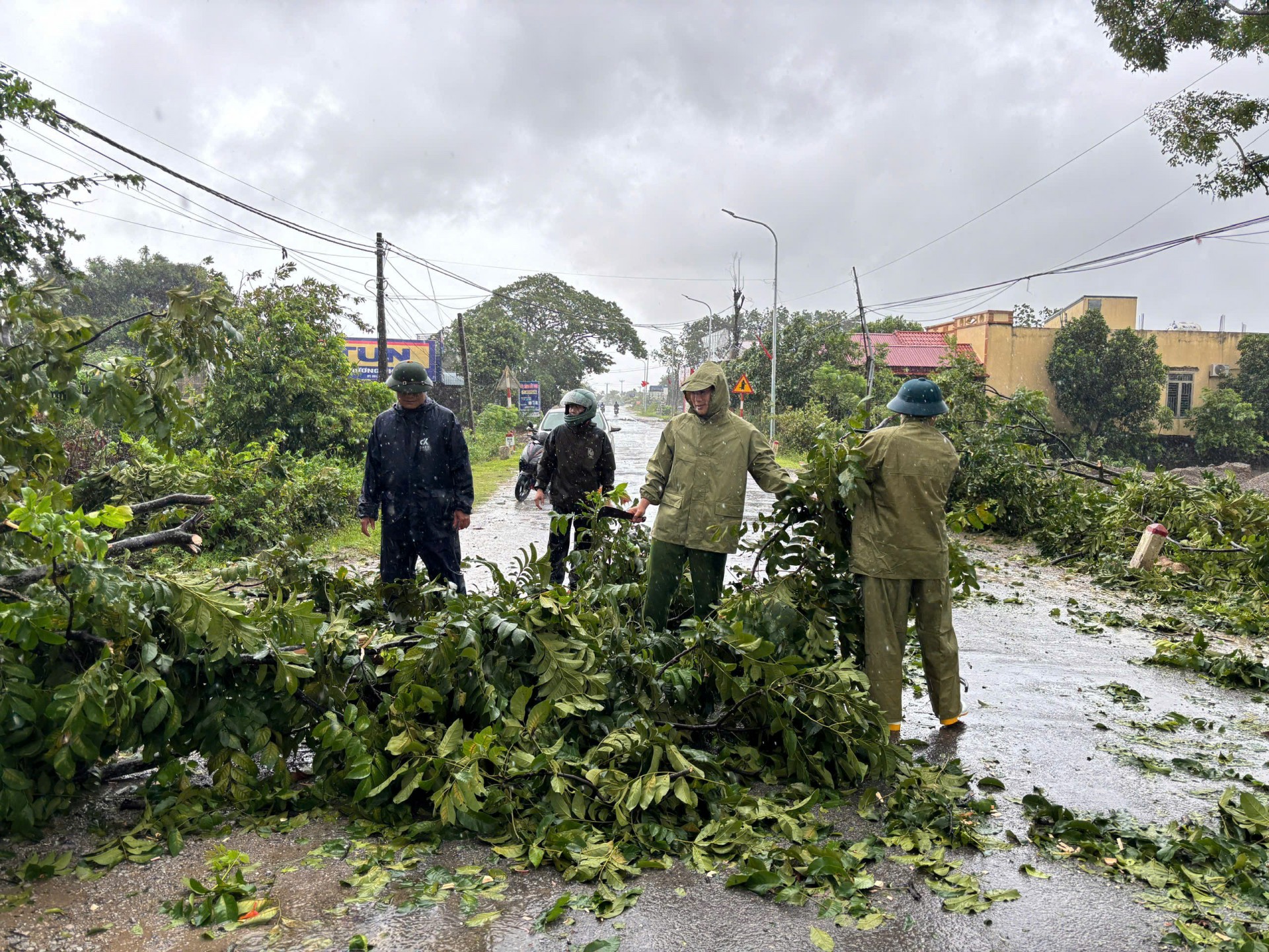 Công an phường Ngọc Sơn (Thanh Hoá) sát cánh cùng nhân dân vượt bão