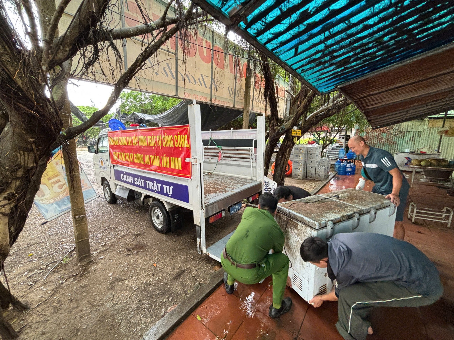 Công an phường Ngọc Sơn (Thanh Hoá) sát cánh cùng nhân dân vượt bão