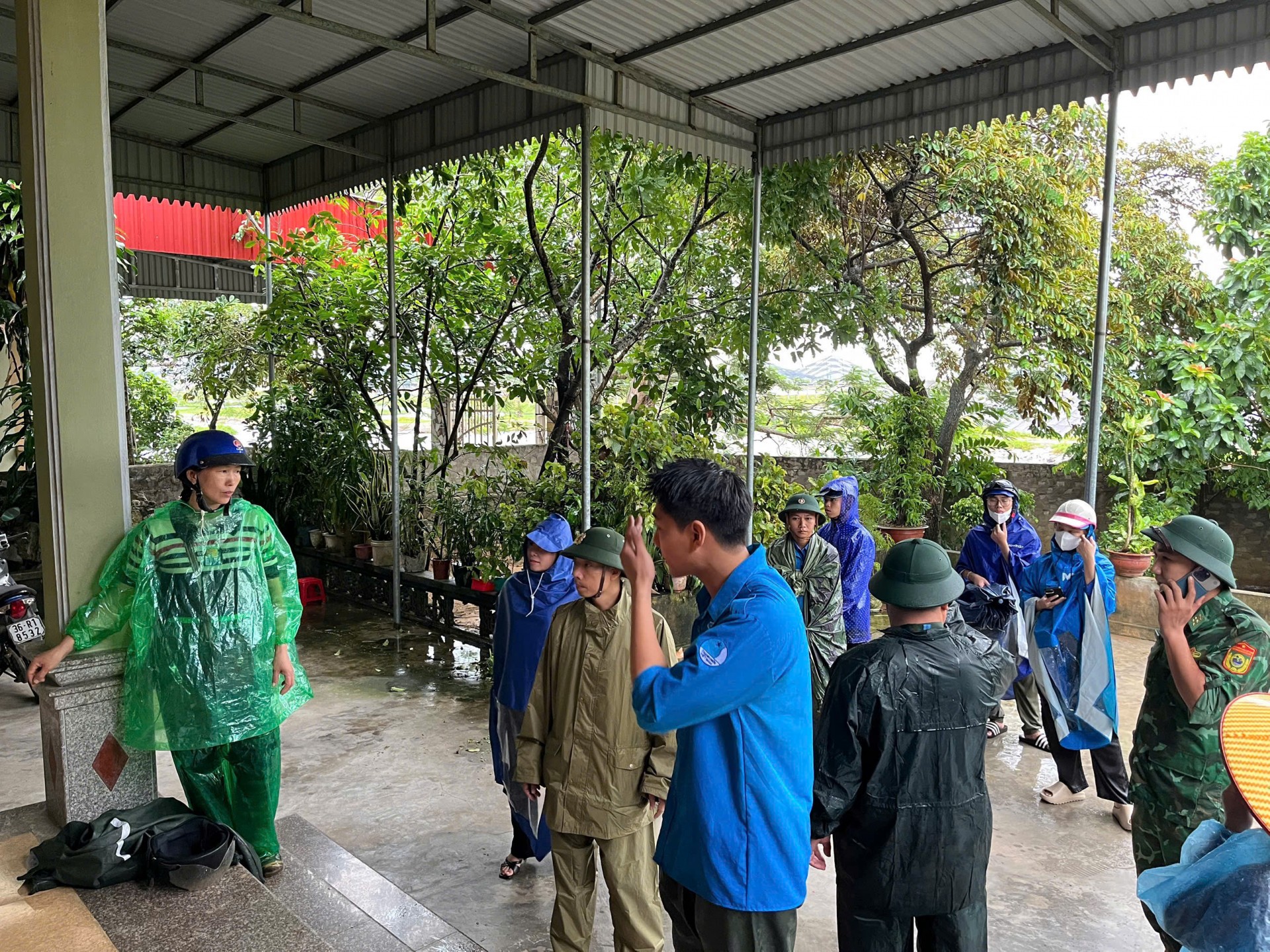 Công an phường Ngọc Sơn (Thanh Hoá) sát cánh cùng nhân dân vượt bão