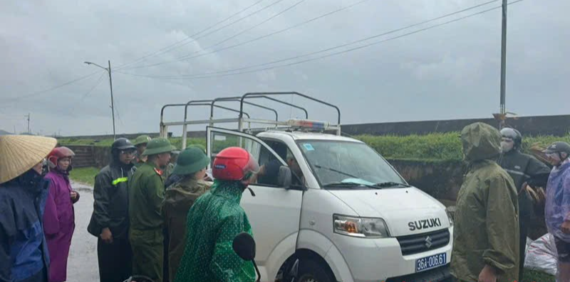 Công an phường Ngọc Sơn (Thanh Hoá) sát cánh cùng nhân dân vượt bão