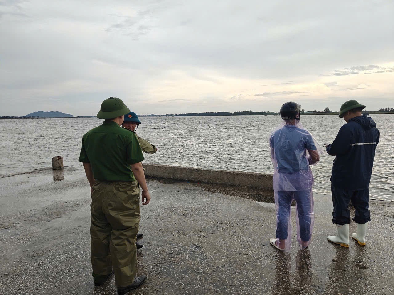 Công an phường Ngọc Sơn (Thanh Hoá) sát cánh cùng nhân dân vượt bão