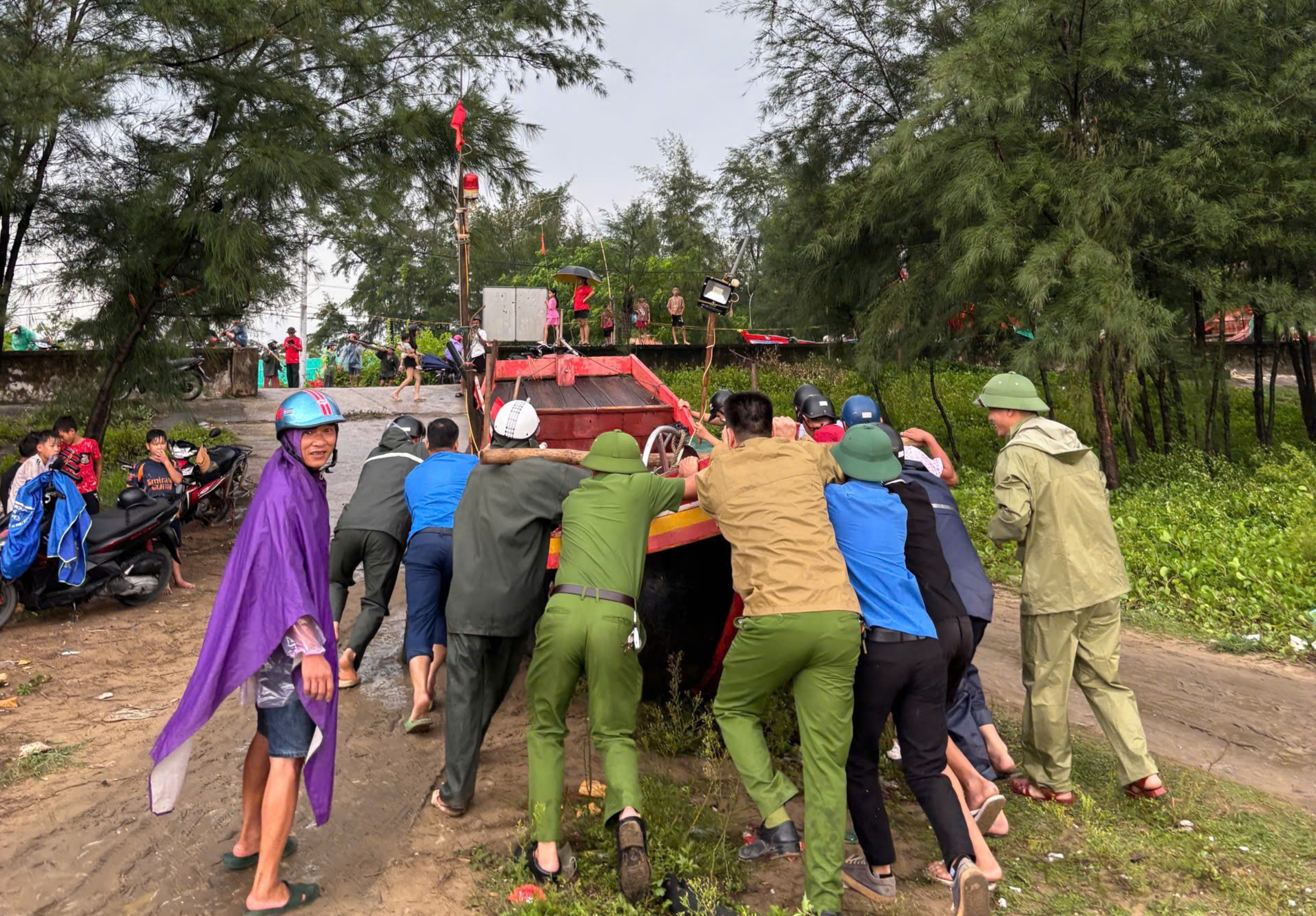 Công an phường Ngọc Sơn (Thanh Hoá) sát cánh cùng nhân dân vượt bão