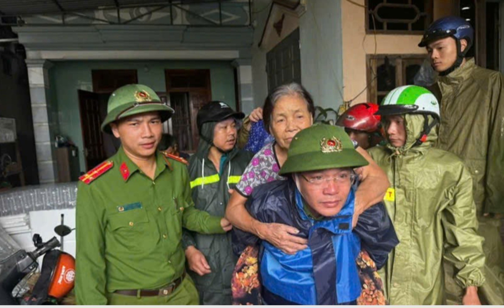 Công an phường Ngọc Sơn (Thanh Hoá) sát cánh cùng nhân dân vượt bão