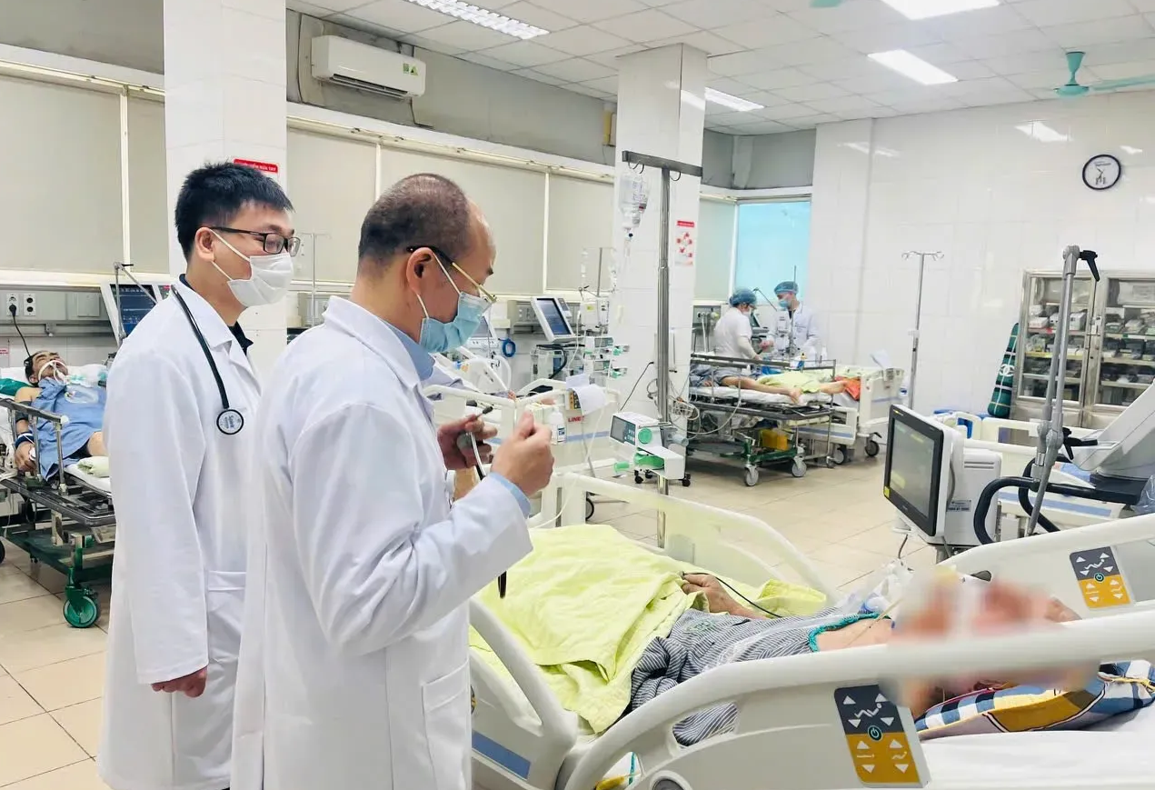 Bệnh nhân cúm mùa suy hô hấp phải thở máy đang điều trị tại Trung tâm Bệnh nhiệt đới, Bệnh viện Bạch Mai. Ảnh: BVCC