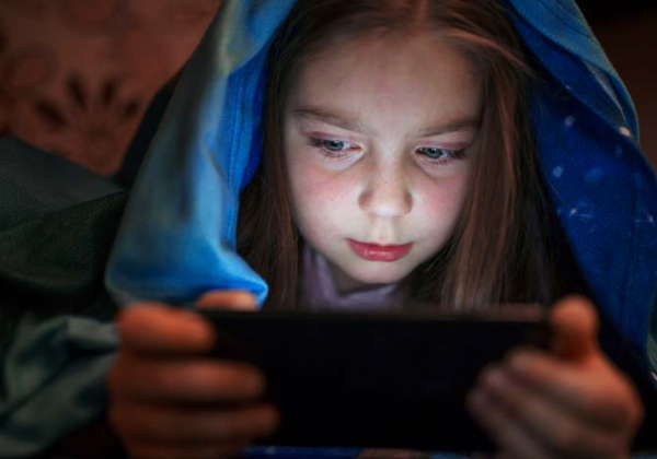 Cảnh báo về sức khỏe: Nguy cơ tiềm ẩn khi trẻ em dành quá nhiều thời gian trước màn hình