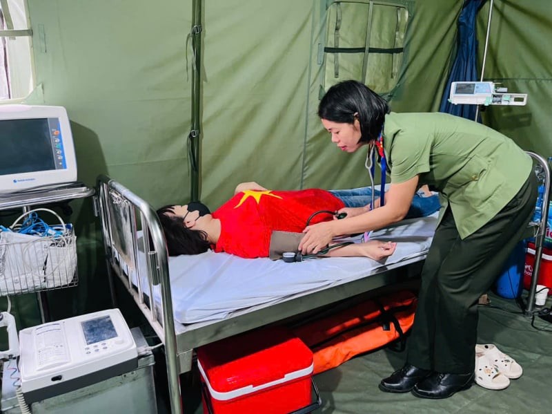 Một trường hợp đi xem diễu binh bị choáng, mệt được đưa vào lều y tế của Bệnh viện Công an TP Hà Nội.