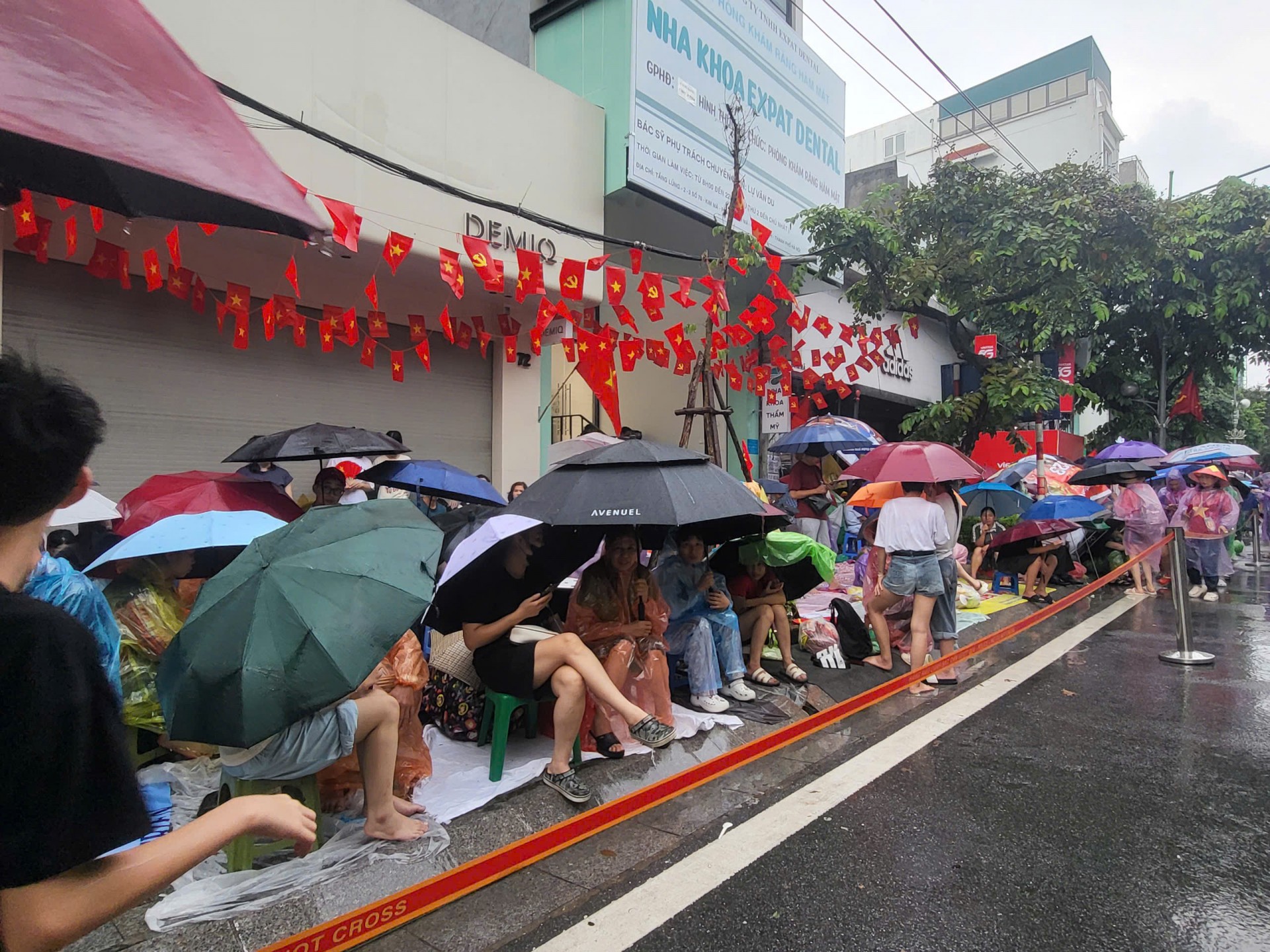 Niềm tự hào dân tộc trong Lễ kỷ niệm 80 năm Quốc Khánh dưới mưa chiều Hà Nội Niềm tự hào dân tộc trong Lễ kỷ niệm 80 năm Quốc Khánh dưới mưa chiều Hà Nội