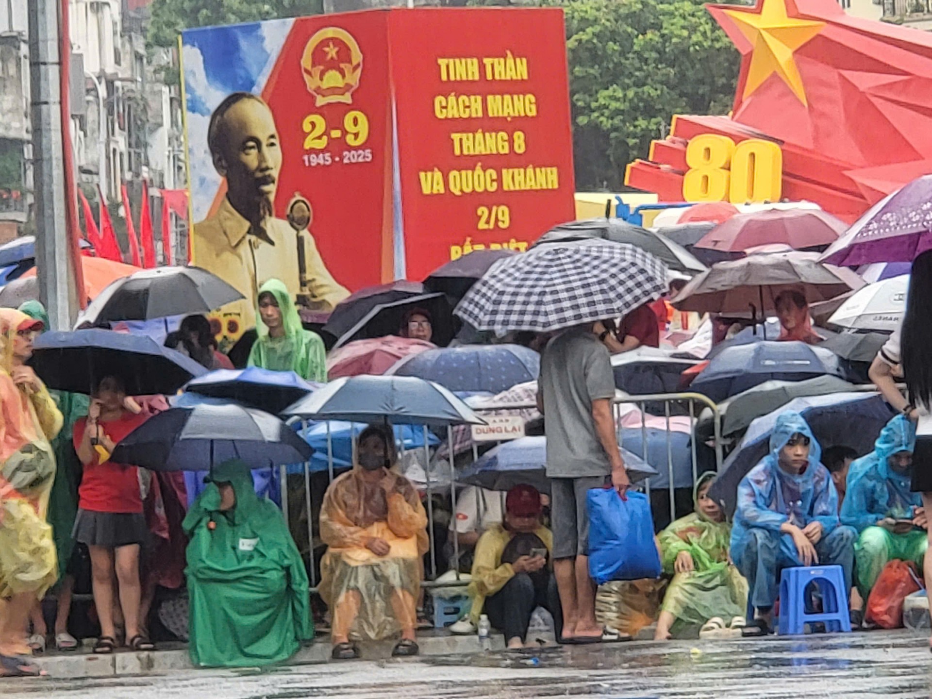 Niềm tự hào dân tộc trong Lễ kỷ niệm 80 năm Quốc Khánh dưới mưa chiều Hà Nội