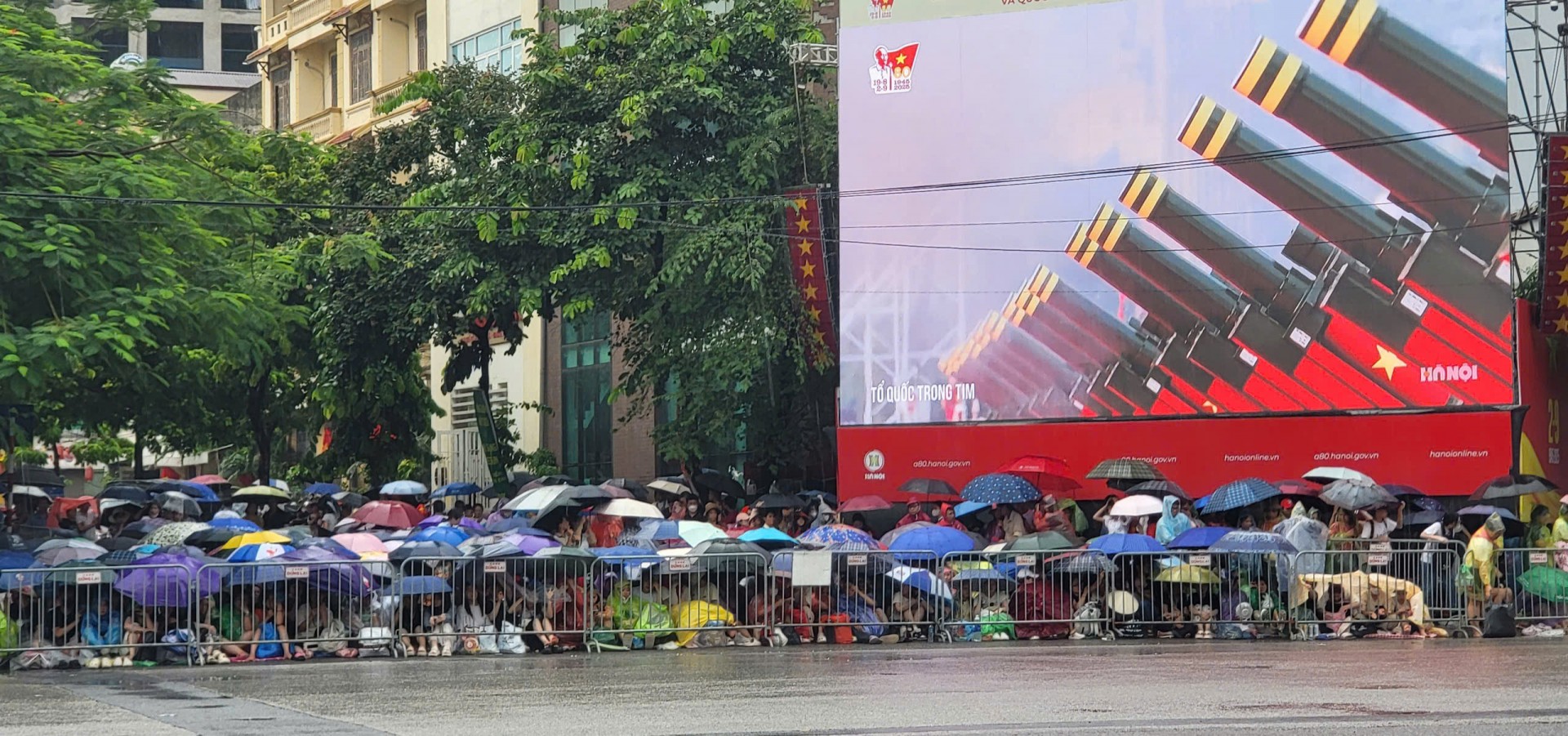 Niềm tự hào dân tộc trong Lễ kỷ niệm 80 năm Quốc Khánh dưới mưa chiều Hà Nội