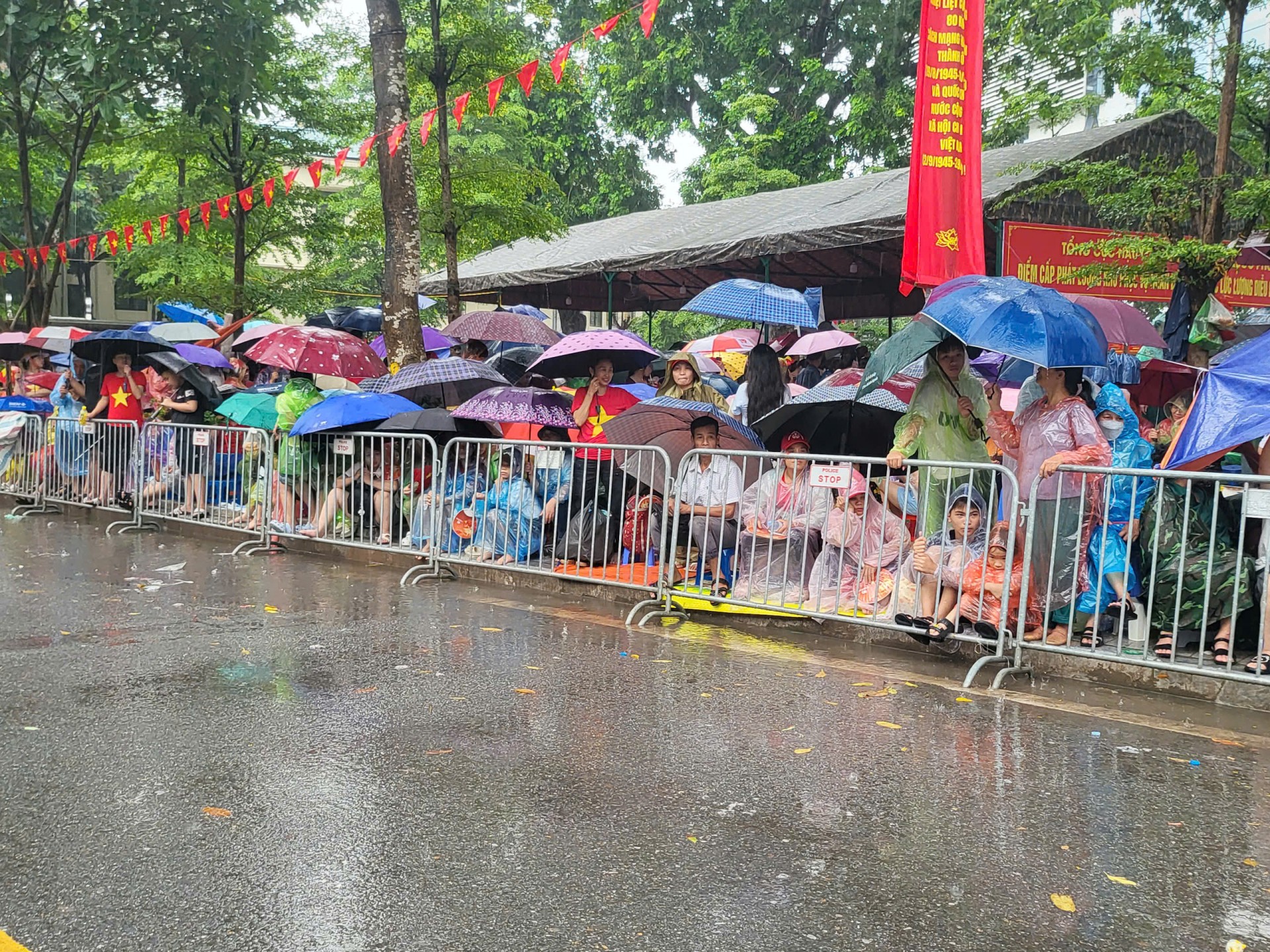 Niềm tự hào dân tộc trong Lễ kỷ niệm 80 năm Quốc Khánh dưới mưa chiều Hà Nội Niềm tự hào dân tộc trong Lễ kỷ niệm 80 năm Quốc Khánh dưới mưa chiều Hà Nội