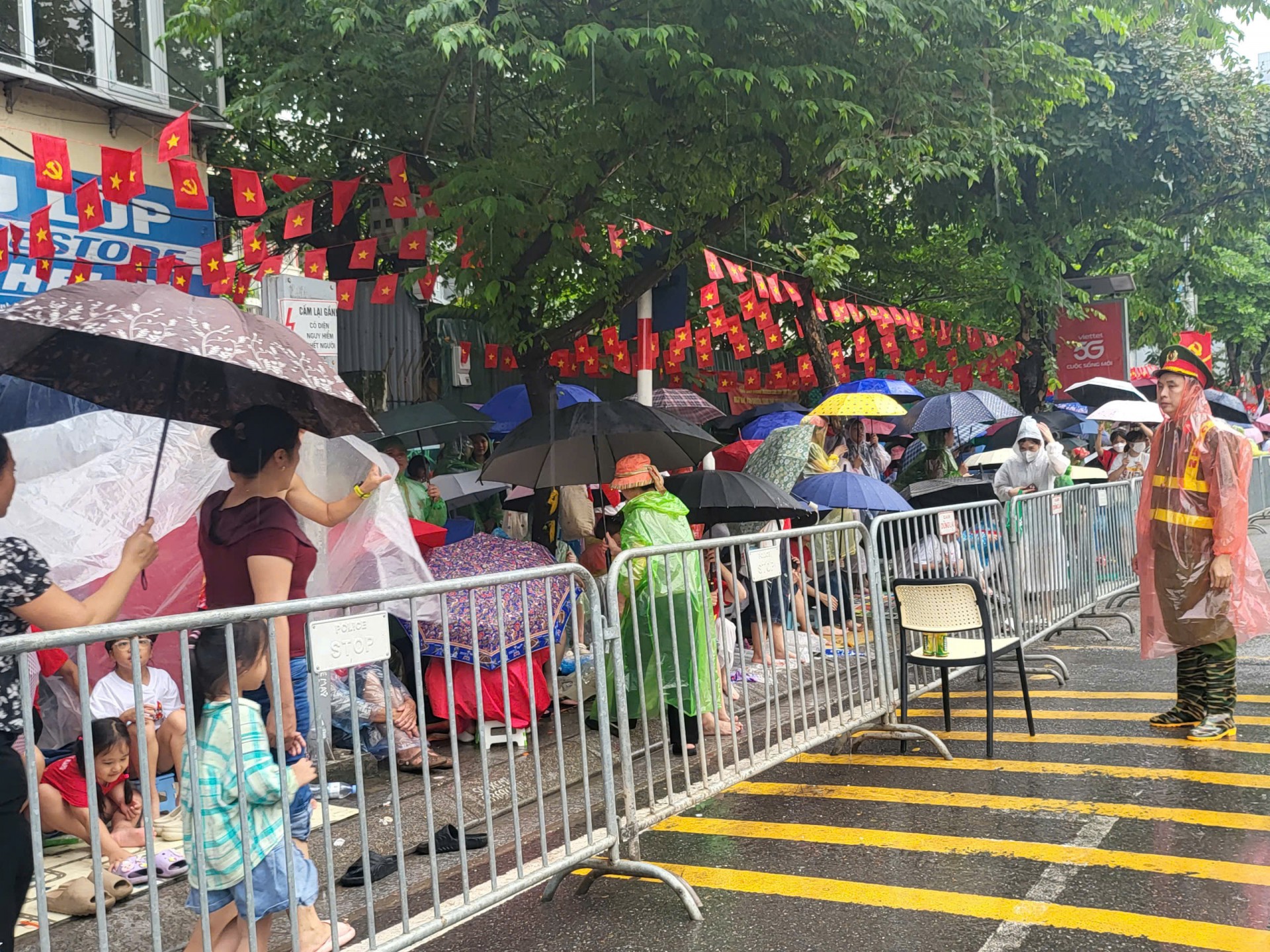 Niềm tự hào dân tộc trong Lễ kỷ niệm 80 năm Quốc Khánh dưới mưa chiều Hà Nội Niềm tự hào dân tộc trong Lễ kỷ niệm 80 năm Quốc Khánh dưới mưa chiều Hà Nội