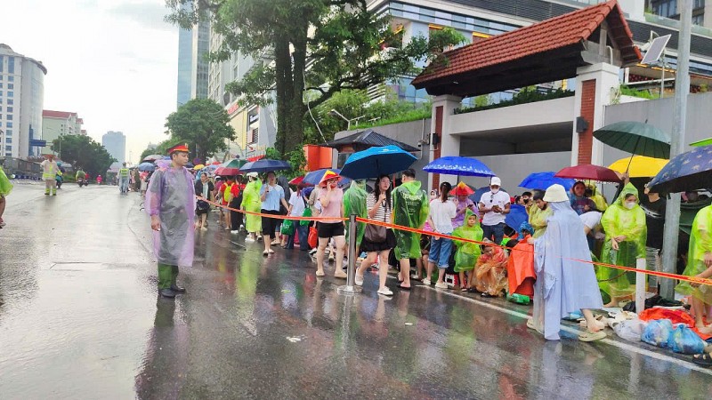 Niềm tự hào dân tộc trong Lễ kỷ niệm 80 năm Quốc Khánh dưới mưa chiều Hà Nội Niềm tự hào dân tộc trong Lễ kỷ niệm 80 năm Quốc Khánh dưới mưa chiều Hà Nội