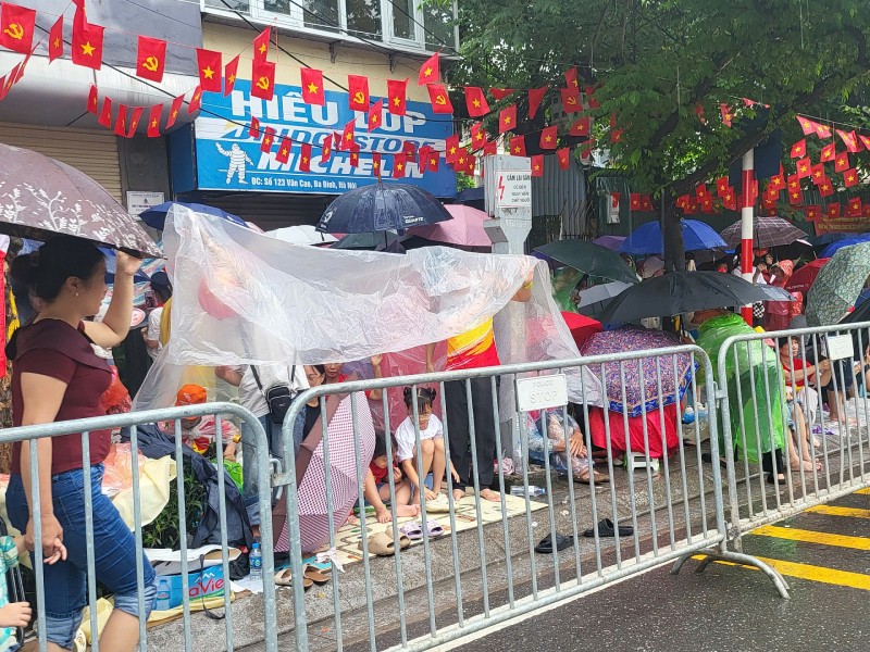 Niềm tự hào dân tộc trong Lễ kỷ niệm 80 năm Quốc Khánh dưới mưa chiều Hà Nội Niềm tự hào dân tộc trong Lễ kỷ niệm 80 năm Quốc Khánh dưới mưa chiều Hà Nội