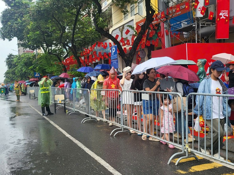 Niềm tự hào dân tộc trong Lễ kỷ niệm 80 năm Quốc Khánh dưới mưa chiều Hà Nội Niềm tự hào dân tộc trong Lễ kỷ niệm 80 năm Quốc Khánh dưới mưa chiều Hà Nội