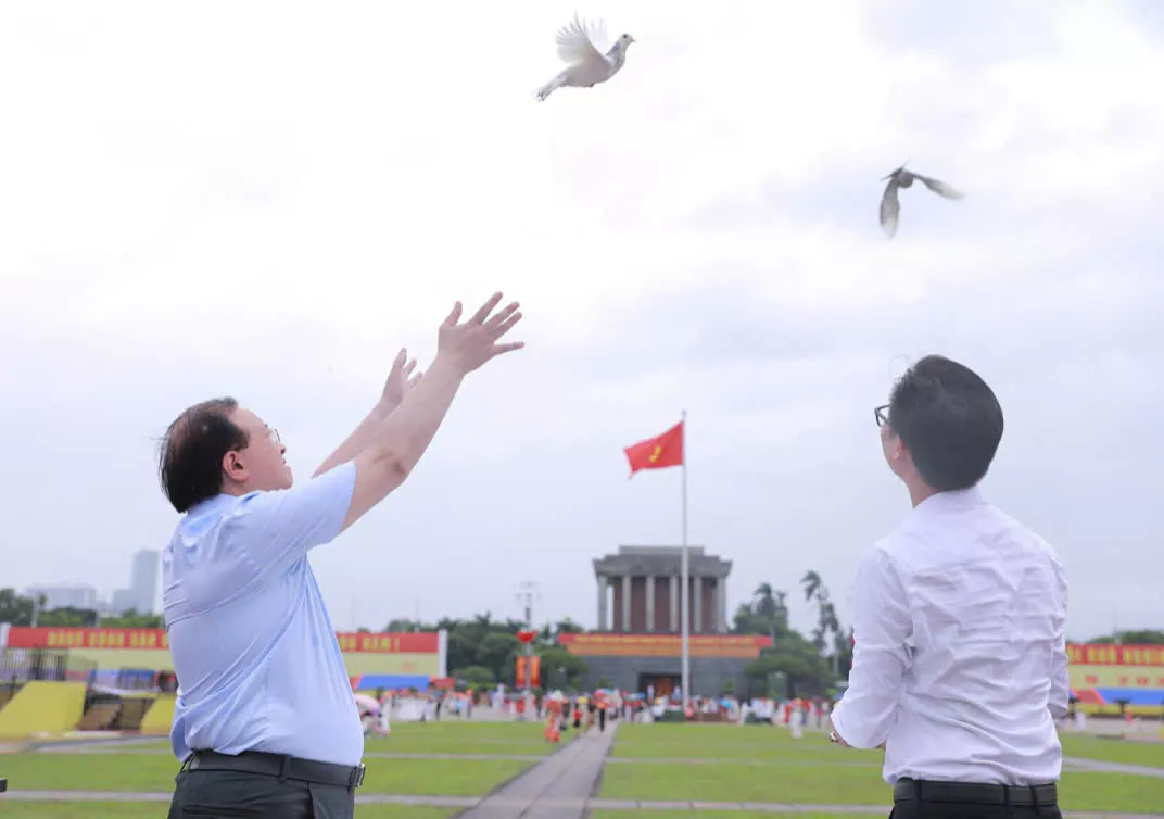 Bồ câu miền Nam bay trên bầu trời Ba Đình lịch sử: Thông điệp tri ân và khát vọng hòa bình