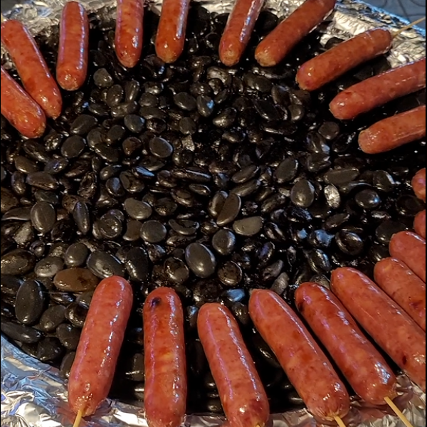 Lạp xưởng nướng đá: Trào lưu ẩm thực hấp dẫn nhưng tiềm ẩn nhiều nguy cơ Lạp xưởng nướng đá: Trào lưu ẩm thực hấp dẫn nhưng tiềm ẩn nhiều nguy cơ