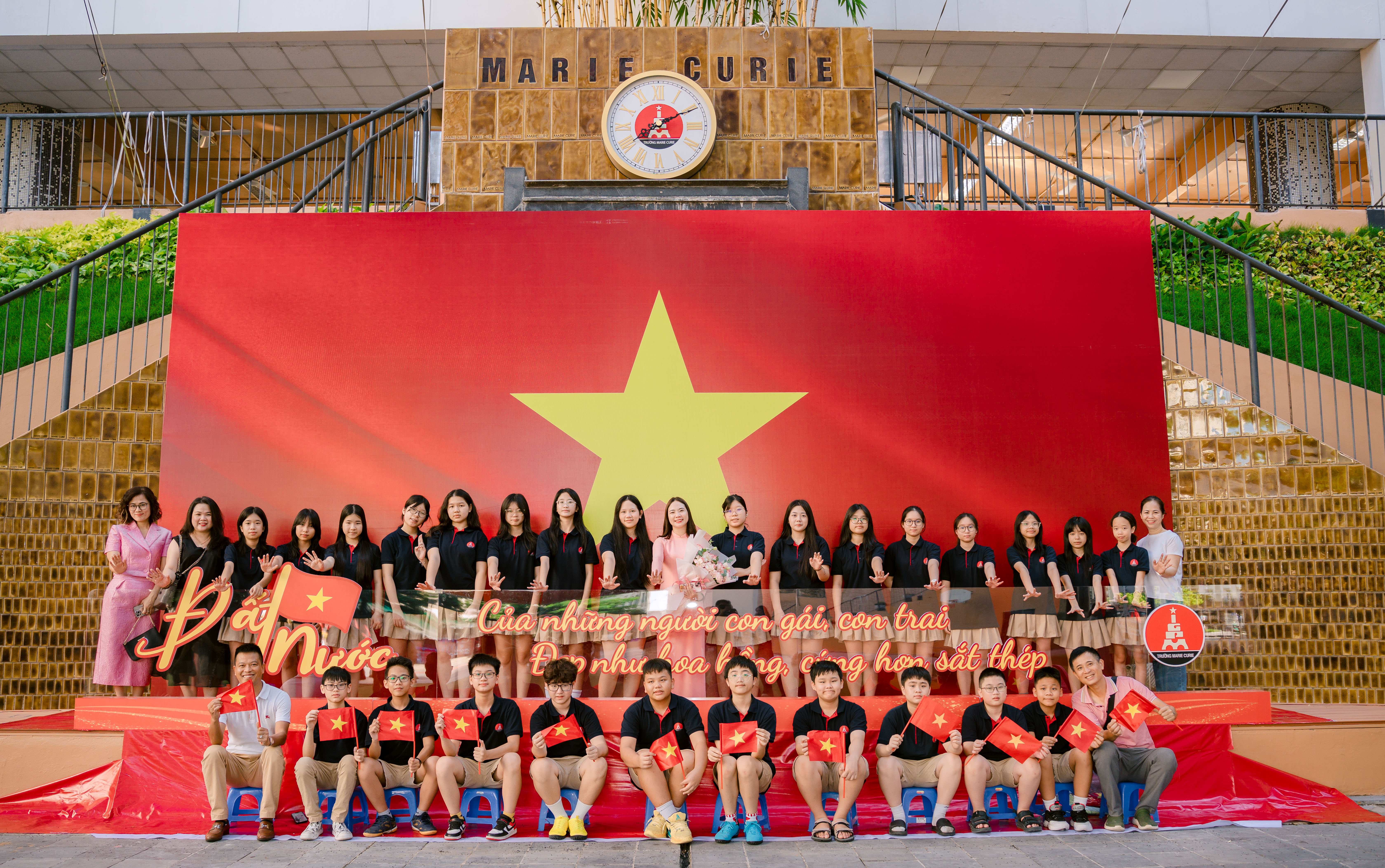 Rạng rỡ ngày khai giảng ở Marice Curie: Đất nước của những người con gái, con trai, đẹp như hoa hồng, cứng hơn sắt thép