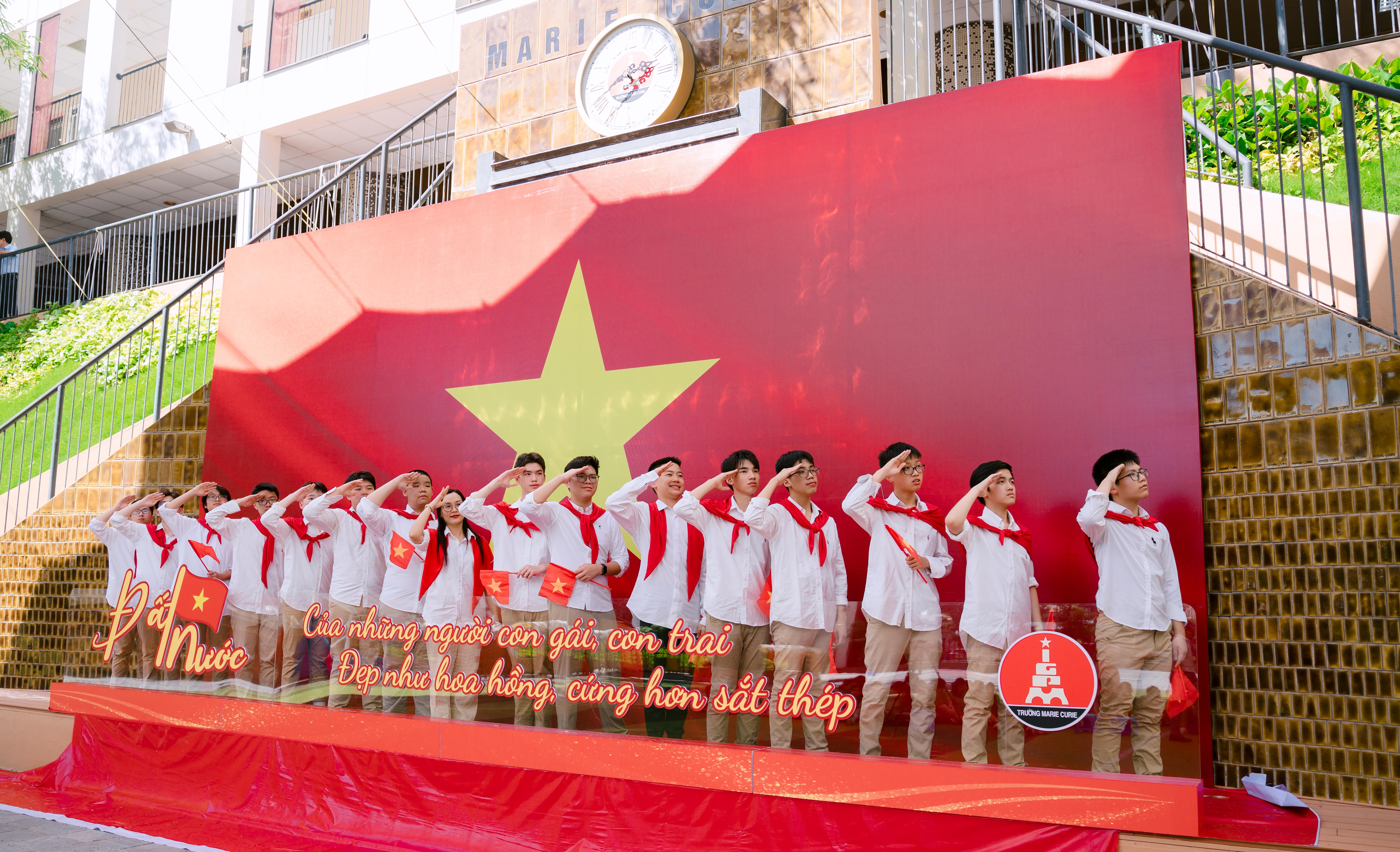 Rạng rỡ ngày khai giảng ở Marice Curie: Đất nước của những người con gái, con trai, đẹp như hoa hồng, cứng hơn sắt thép