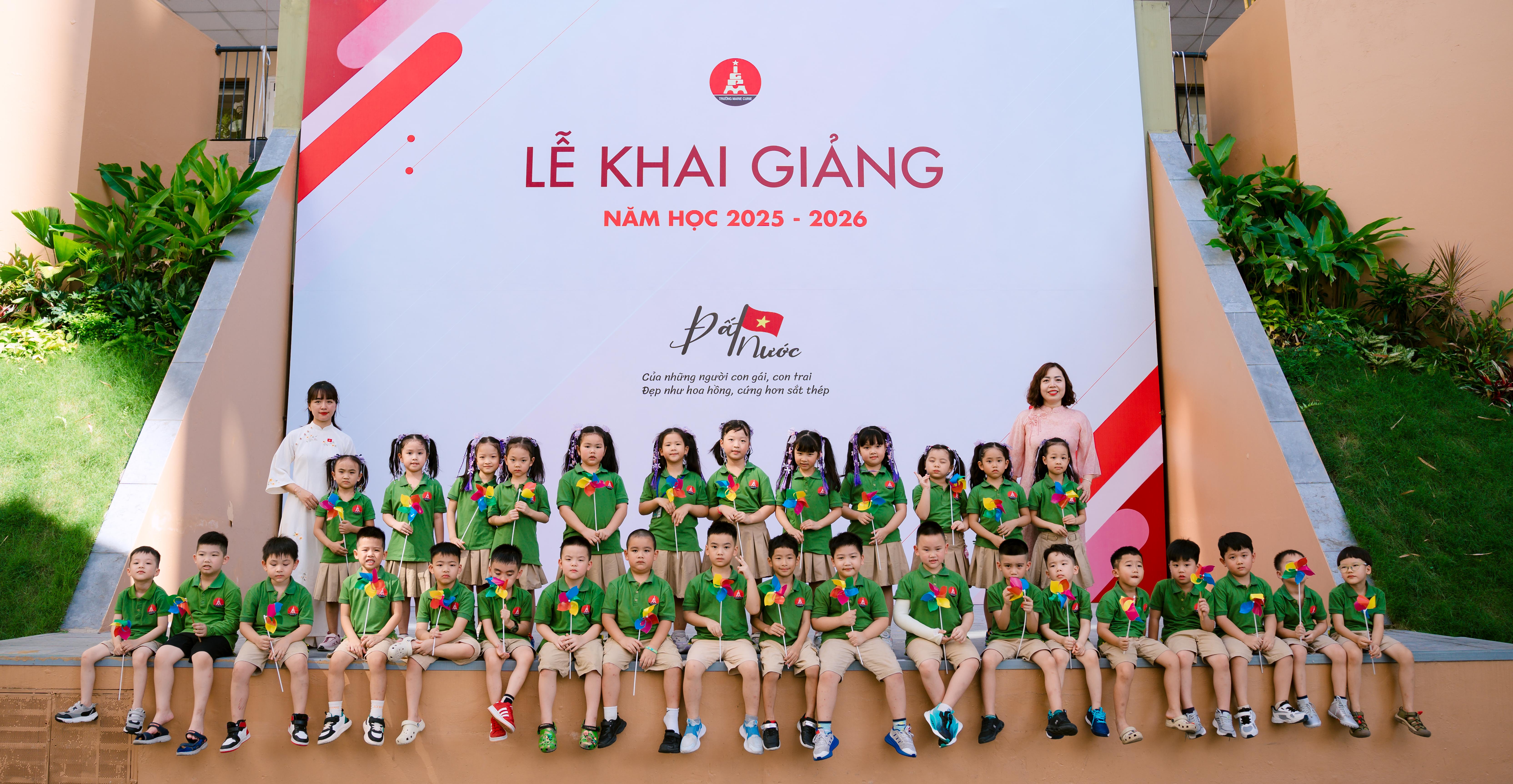 Rạng rỡ ngày khai giảng ở Marice Curie: Đất nước của những người con gái, con trai, đẹp như hoa hồng, cứng hơn sắt thép