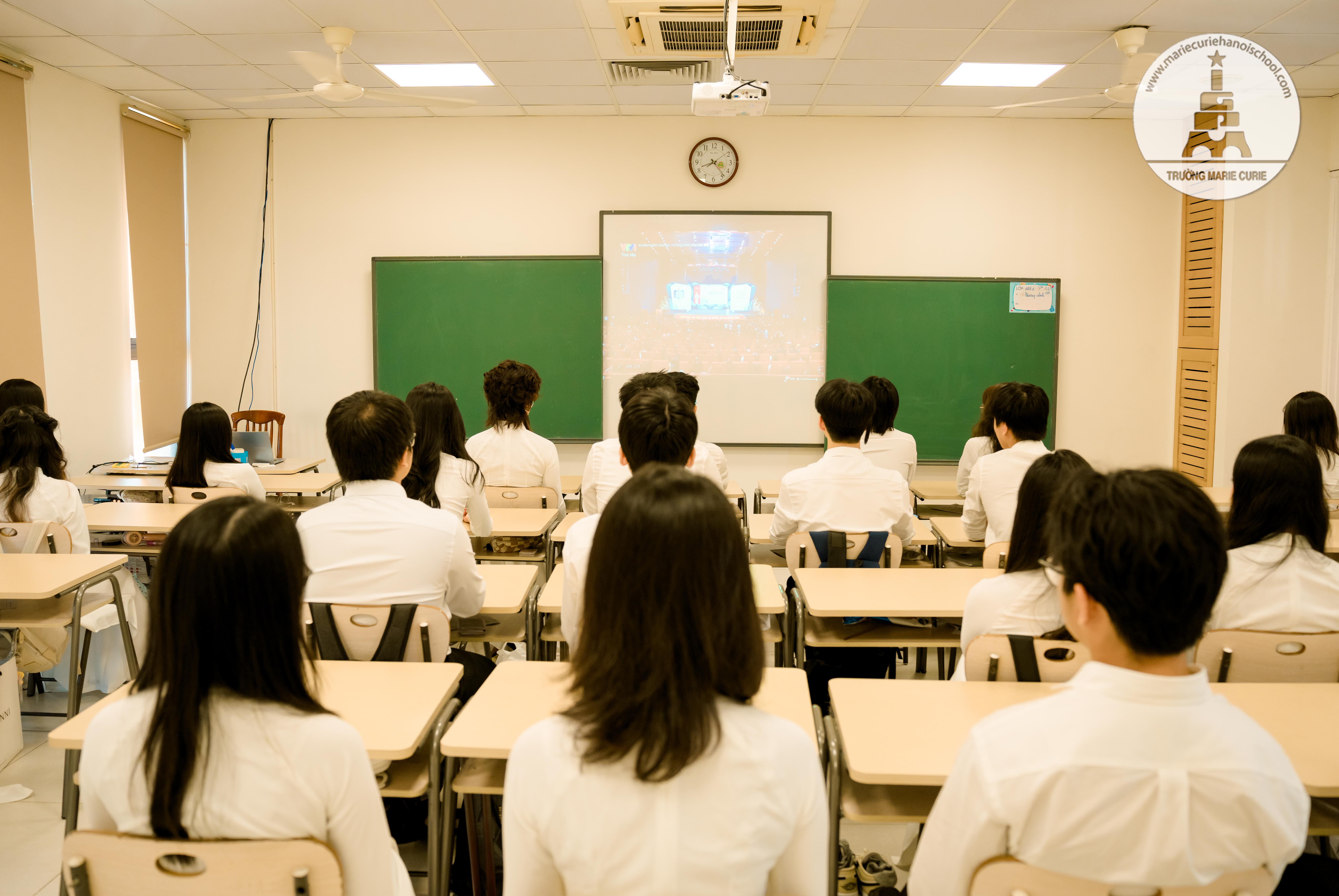 Rạng rỡ ngày khai giảng ở Marice Curie: Đất nước của những người con gái, con trai, đẹp như hoa hồng, cứng hơn sắt thép