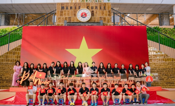 Rạng rỡ ngày khai giảng ở Marice Curie: "Đất nước của những người con gái, con trai, đẹp như hoa hồng, cứng hơn sắt thép"