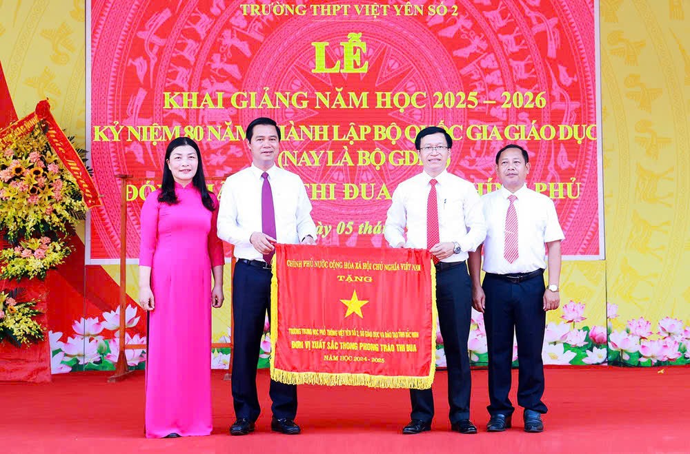 Điểm sáng giáo dục tại Bắc Ninh trong ngày khai trường: THPT Việt Yên số 2 đón nhận Cờ thi đua của Chính phủ Điểm sáng giáo dục tại Bắc Ninh trong ngày khai trường: THPT Việt Yên số 2 đón nhận Cờ thi đua của Chính phủ