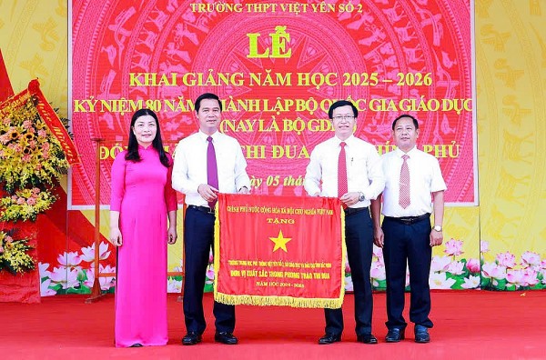 Điểm sáng giáo dục tại Bắc Ninh trong ngày khai trường: THPT Việt Yên số 2 đón nhận Cờ thi đua của Chính phủ