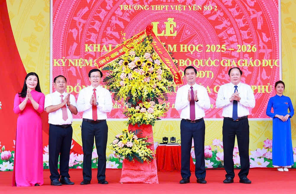 Điểm sáng giáo dục tại Bắc Ninh trong ngày khai trường: THPT Việt Yên số 2 đón nhận Cờ thi đua của Chính phủ Điểm sáng giáo dục tại Bắc Ninh trong ngày khai trường: THPT Việt Yên số 2 đón nhận Cờ thi đua của Chính phủ