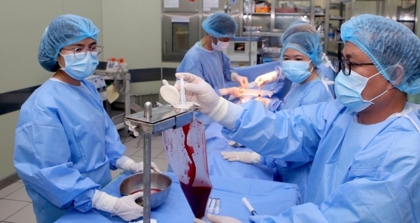 Lần đầu ghép tủy thành công cho trẻ từ nguồn tủy mẹ ruột có bất đồng nhóm máu