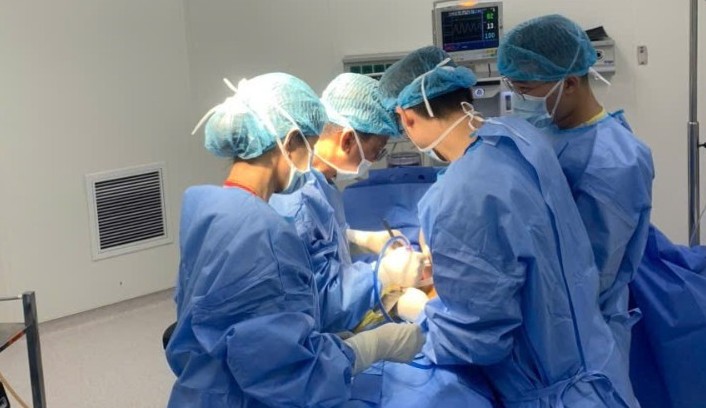 Phẫu thuật sỏi mật cho người bệnh có trái tim bên phải