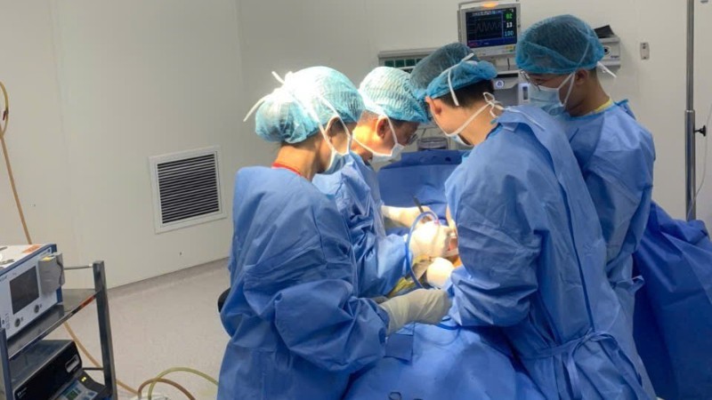 Phẫu thuật sỏi mật cho người bệnh có trái tim bên phải