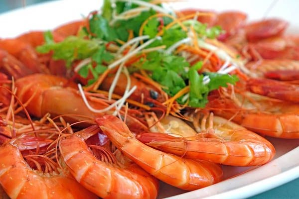 Có nên cho trẻ ăn nhiều tôm, cua, cá?