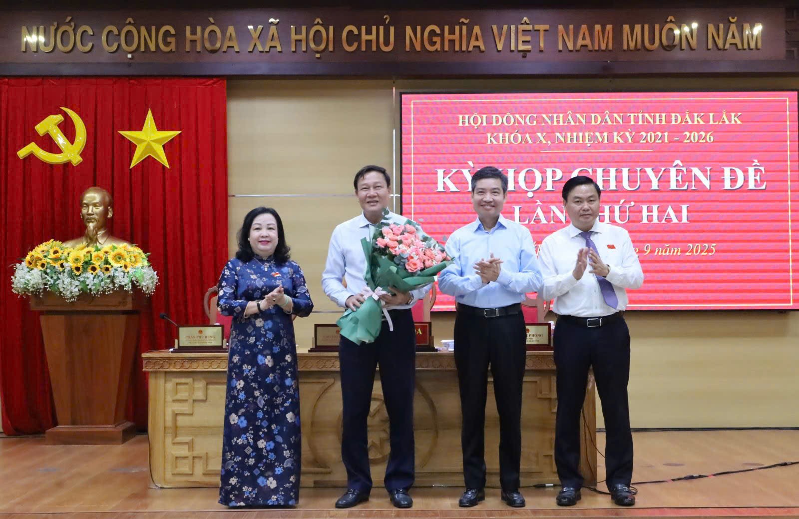 Bầu bổ sung đồng chí Từ Thái Giang giữ chức Phó Chủ tịch HĐND tỉnh Đắk Lắk khóa X, nhiệm kỳ 2021- 2026 Bầu bổ sung đồng chí Từ Thái Giang giữ chức Phó Chủ tịch HĐND tỉnh Đắk Lắk khóa X, nhiệm kỳ 2021- 2026