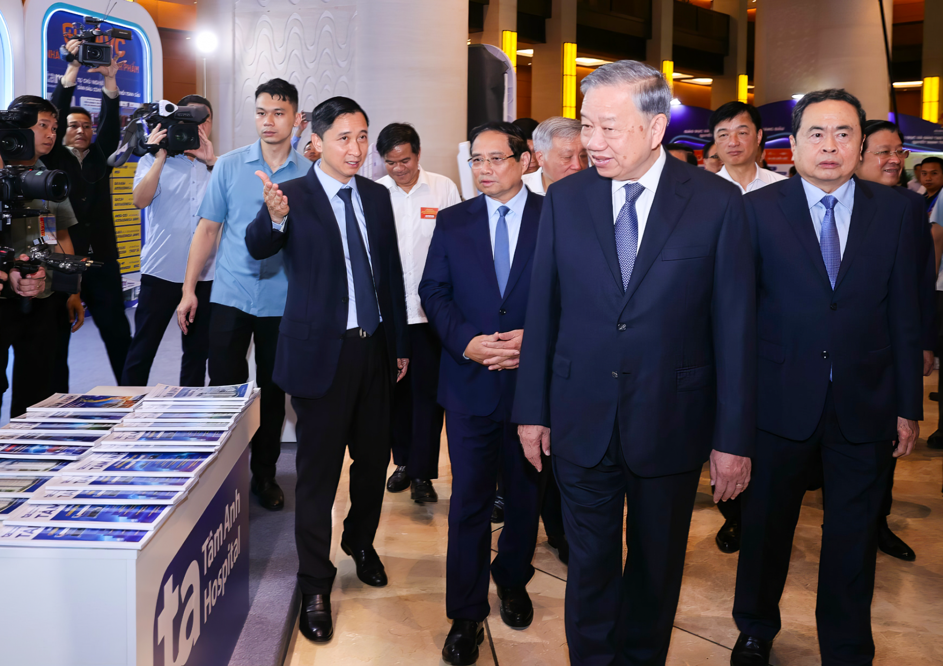 Bệnh viện Tâm Anh giới thiệu dàn Robot khủng tại triển lãm Thành tựu Y tế nổi bật ở tòa nhà Quốc hội Bệnh viện Tâm Anh giới thiệu dàn Robot khủng tại triển lãm Thành tựu Y tế nổi bật ở tòa nhà Quốc hội