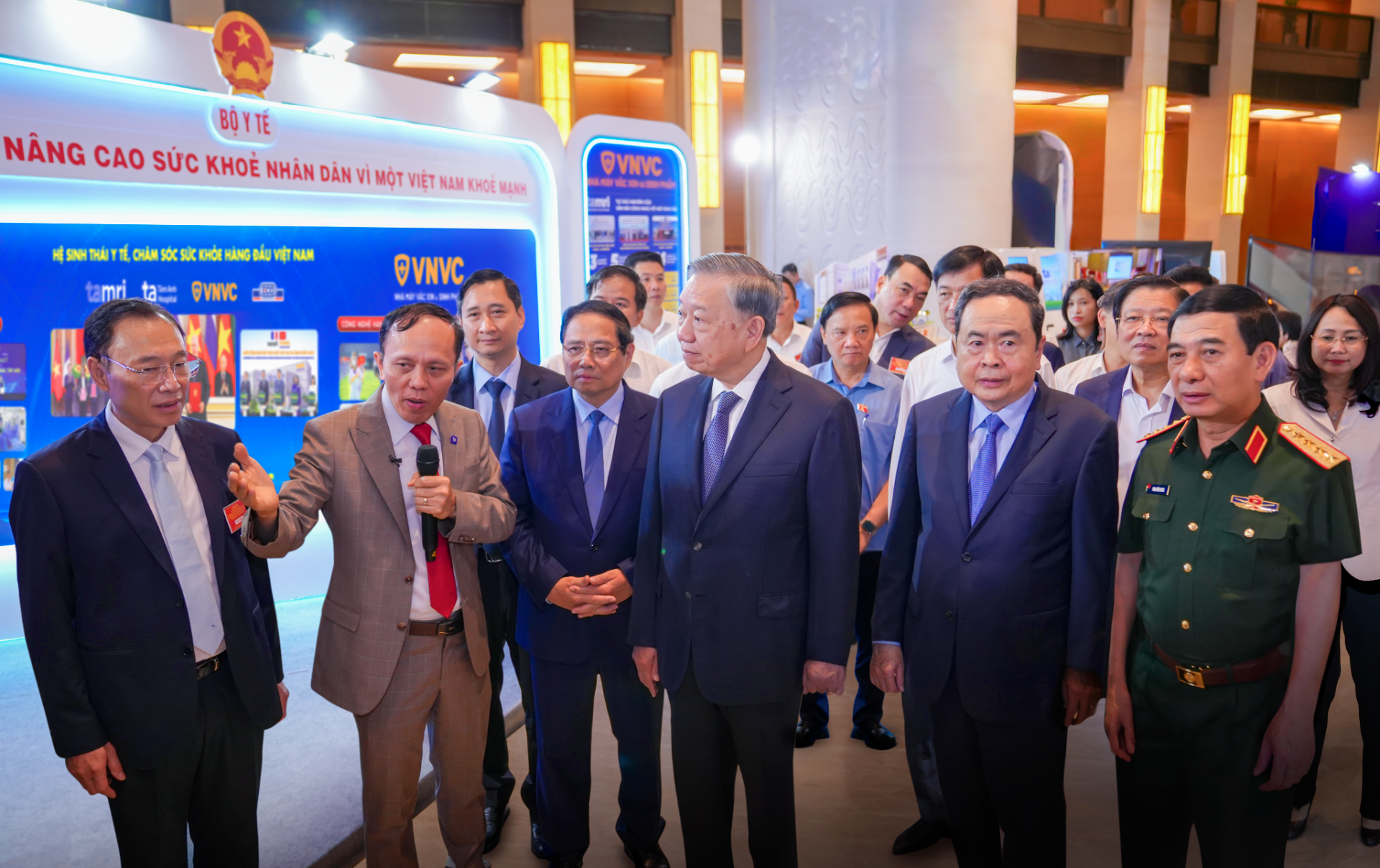 Bệnh viện Tâm Anh giới thiệu dàn Robot khủng tại triển lãm Thành tựu Y tế nổi bật ở tòa nhà Quốc hội Bệnh viện Tâm Anh giới thiệu dàn Robot khủng tại triển lãm Thành tựu Y tế nổi bật ở tòa nhà Quốc hội