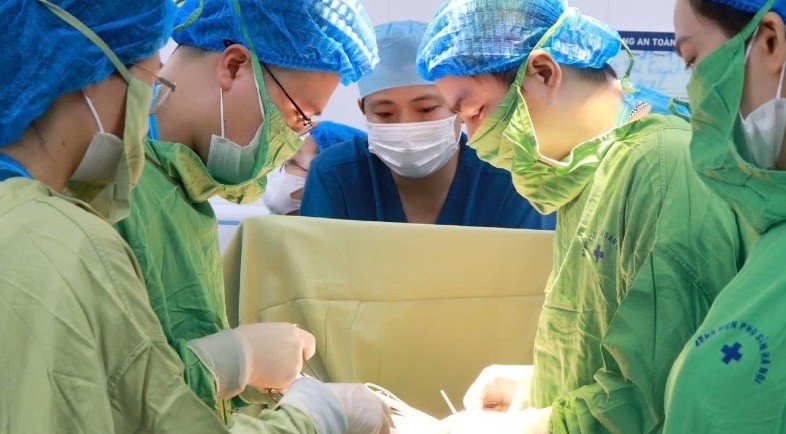 Sản phụ mang thai lần 4 bị rau cài răng lược xuyên bàng quang, dính ổ bụng phức tạp