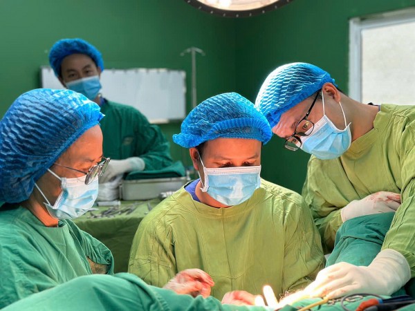 Bệnh viện Đại học Y dược Hoàng Anh-Gia Lai lần đầu phẫu thuật phức hợp điều trị sa sinh dục và tiểu không kiểm soát