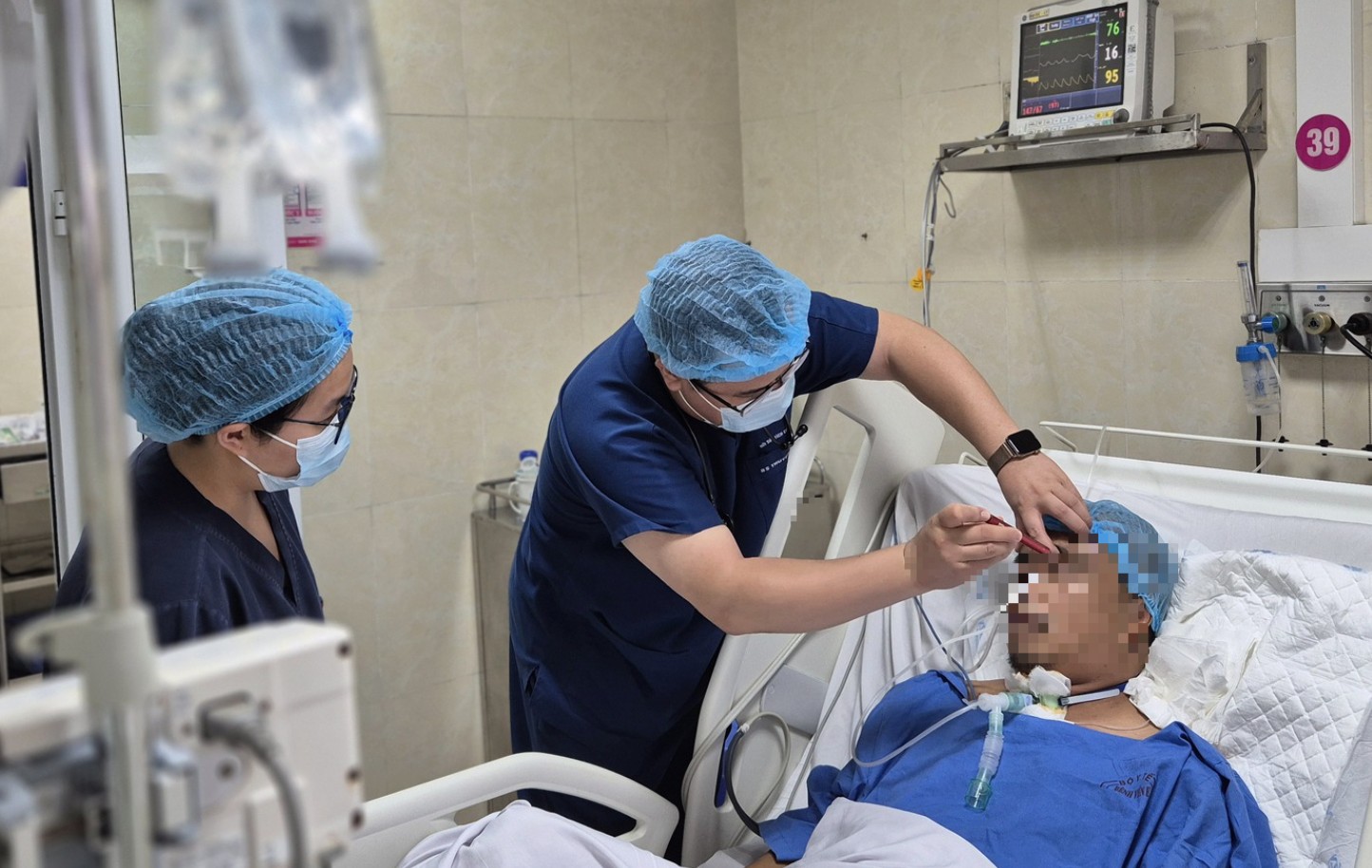 Thứ trưởng Bộ Y tế cứu người gặp tai nạn trên cầu Nhật Tân