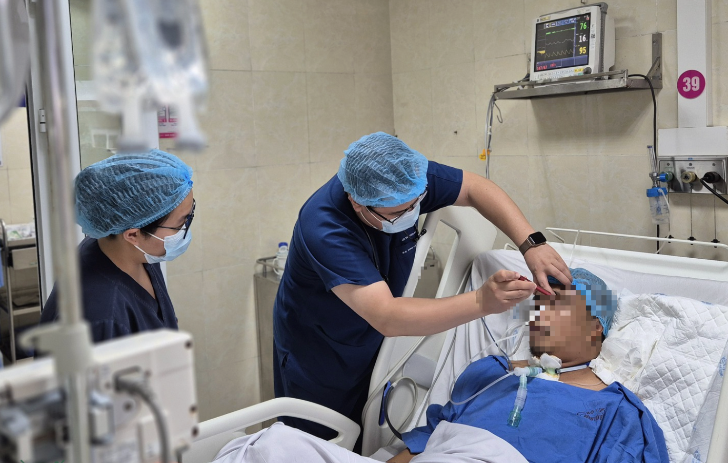 Thứ trưởng Bộ Y tế cứu người gặp tai nạn trên cầu Nhật Tân