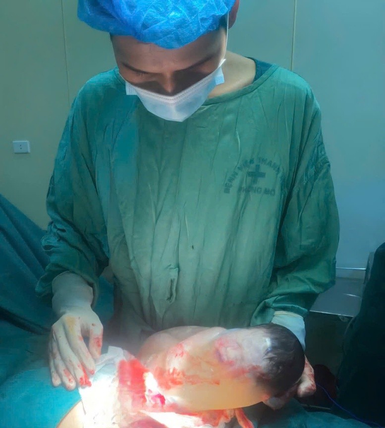 Hình ảnh này được xem là biểu tượng của sự may mắn và bình an, điều kỳ diệu mà ngay cả các bác sĩ dày dạn kinh nghiệm cũng hiếm khi được chứng kiến - Ảnh: BVCC Hình ảnh này được xem là biểu tượng của sự may mắn và bình an, điều kỳ diệu mà ngay cả các bác sĩ dày dạn kinh nghiệm cũng hiếm khi được chứng kiến - Ảnh: BVCC