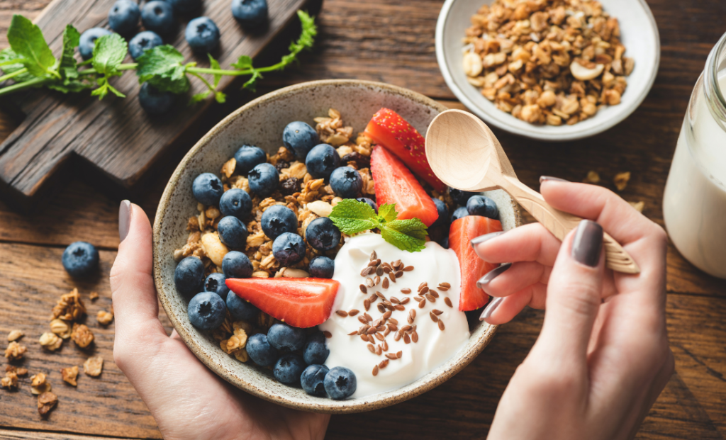 Có nên kết hợp Granola với sữa chua không? - Quả sấy An Nhiên