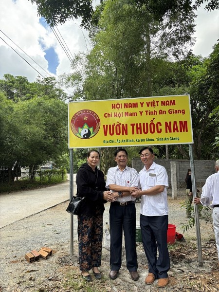 Trung ương Hội Nam Y Việt Nam làm việc với Chi hội Nam Y tỉnh An Giang về mô hình phát triển cây dược liệu