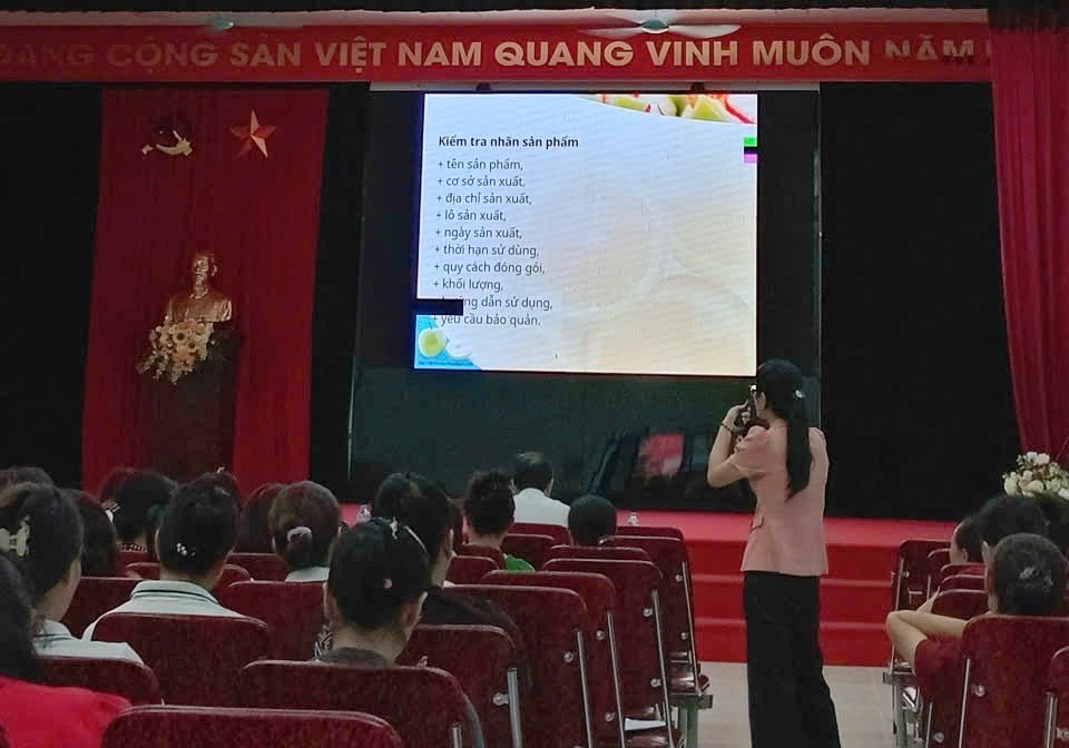 Tập huấn ATTP – Bước mạnh bảo vệ sức khỏe học sinh ở Ngọc Chi (xã Vĩnh Thanh) Tập huấn ATTP – Bước mạnh bảo vệ sức khỏe học sinh ở Ngọc Chi (xã Vĩnh Thanh)