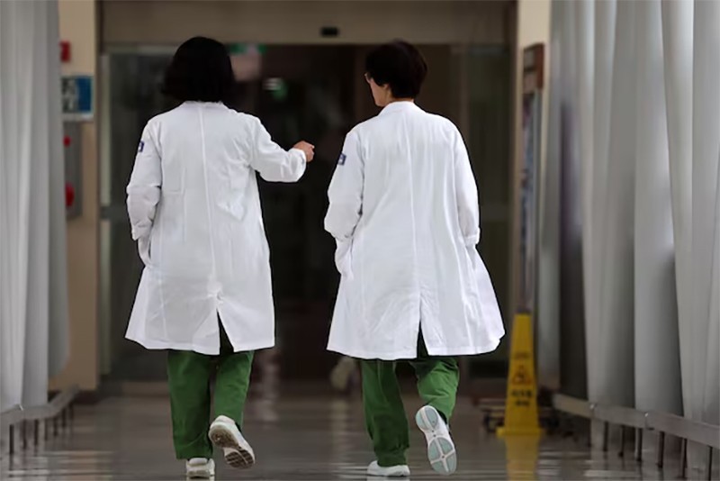 Nhân viên y tế tại một bệnh viện đại học ở Seoul. (Ảnh: Thechosundaily)