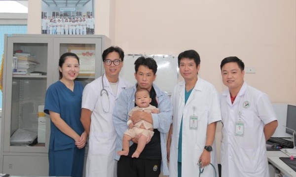 Bé trai người Mông 5 tháng tuổi hồi sinh kỳ diệu sau sốc nhiễm khuẩn